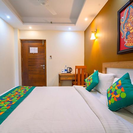 Treebo Sree Varshavilas Regency, 2 Mins From Guruvayoor Temple Guruvayur Exterior photo